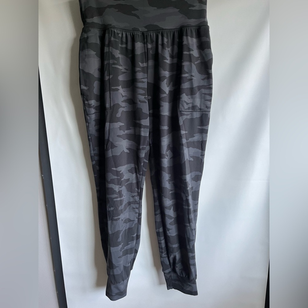Athleta woman’s salutation camo jogger size medium